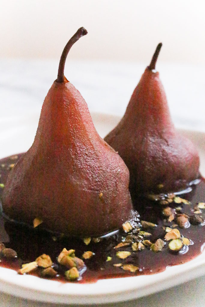 Instant Pot Poached Pears via Chef Julie Harrington, RD @ChefJulie_RD #pears #poachespears #dessert #lowcarb #fruitdessert #pistachio #redwine